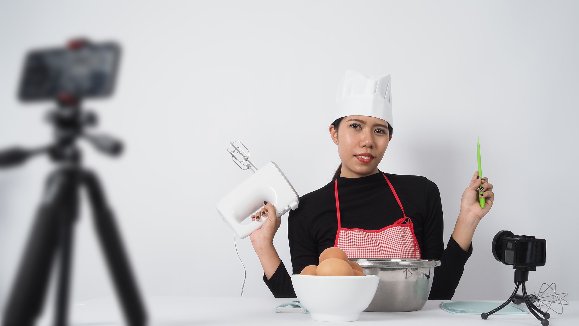 Chef in videocall che spiega una tecnica